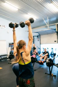 Trening HYROX z hantlami